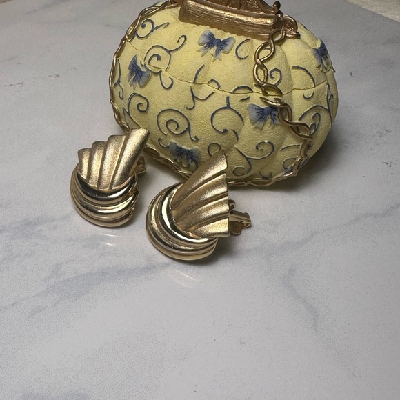 Vintage Gold Tone Clip On Earrings - Picture 7 of 8